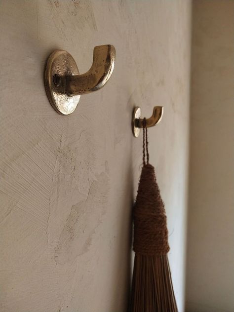 Organize your utensils, pots, pans, and more with Mi&Gei Kitchen Hook. Made of sturdy metal and easy to attach to any surface. A great way to save space and keep things neat. Brass Towel Hook, Bronze Door Handle, Modern Wall Hooks, Brass Wall Hook, Nickel Bathroom, Brass Hook, Decorative Hooks, Interior Design Magazine, Unlacquered Brass