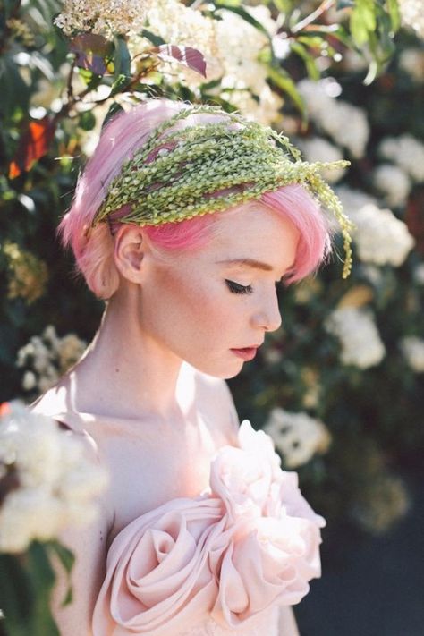 Unique Pastel Wedding Hair Ideas For Daring Brides Pink Hair Bride, Flower Crown Veil, Mode Rose, Hair Patterns, Simple Wedding Hairstyles, Pink Wedding Dress, Bright Wedding, Hair Styles 2017, Short Wedding Hair