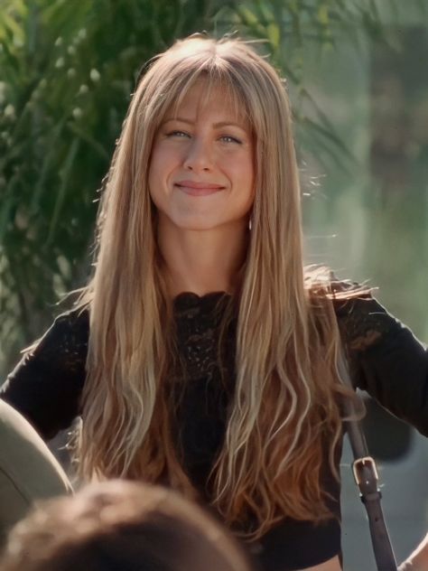 Bangs Inspo, Prom Hair Medium, Jennifer Aniston Hair, Blonde Bangs, Wine Hair, Jennifer Aniston Style, Jennifer Aniston Hot, Jen Aniston, Hair Stylies