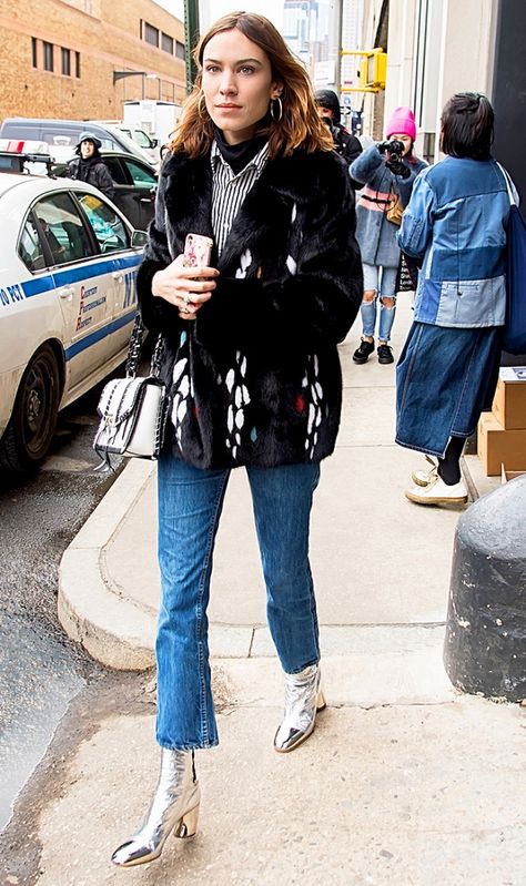 Alexa Chung Alexa Chung Boots, Silver Bag Outfit, Silver Boots Outfit, Coolest Outfits, 2017 Outfits, Nyfw Outfits, Silver Ankle Boots, Alexa Chung Style, Boots Outfit Ankle