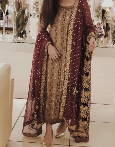 Tissue Pakistani Dress, Mehndi Dresses Pakistani, Baraat Outfit, Wonder Wardrobe, Desi Couture, Ho Yeon, Nikah Outfit, Shadi Dresses, Pakistani Designer Clothes