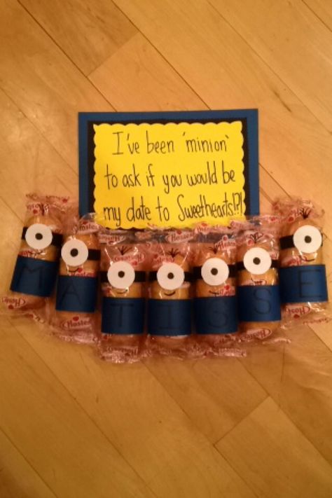 How I asked to Sweethearts (my name's on the minion's overalls) Minion Hoco Proposal, Sweethearts Dance Proposal, Dance Proposal Ideas, Cute Proposals, Dance Answers, Sweethearts Dance, Highschool Dance, Dance Asks, Creative Prom Proposal Ideas