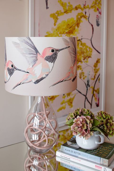 Anna Jacobs, Pink Lamp, Lampshade Makeover, Painting Lamp Shades, Painting Lamps, Diy Lamp Shade, Diy Lamp, Design Case, Diy Lighting