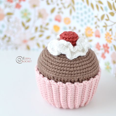 Birthday Cupcake Free Crochet Pattern By Elisa's Crochet Cupcake Crochet, Crochet Cake, Crochet Cupcake, Confection Au Crochet, Valentines Cupcakes, Crochet Food, Birthday Cupcake, Crochet Blog, Red Yarn