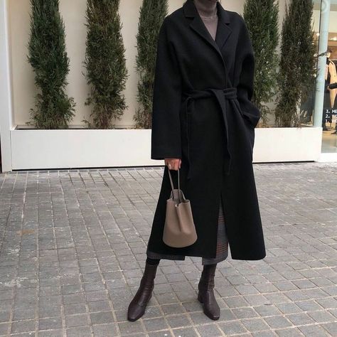 Black Suede Chelsea Boots Outfit Women, French Look Outfit, Black Coat Outfit Winter, Long Black Coat Outfit, Cold Ootd, Oversized Coat Outfit, Chelsea Boot Outfits Women, Winter Coat Outfit, French Girl Outfits