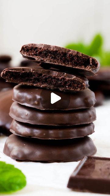 Catering Hacks, Tawnie Graham, Krolls Korner, Mint Desserts, Desserts Cookies, Instagram Recipes, Peanut Butter Chocolate Chip Cookies, Bite Size Desserts, Mint Cookies