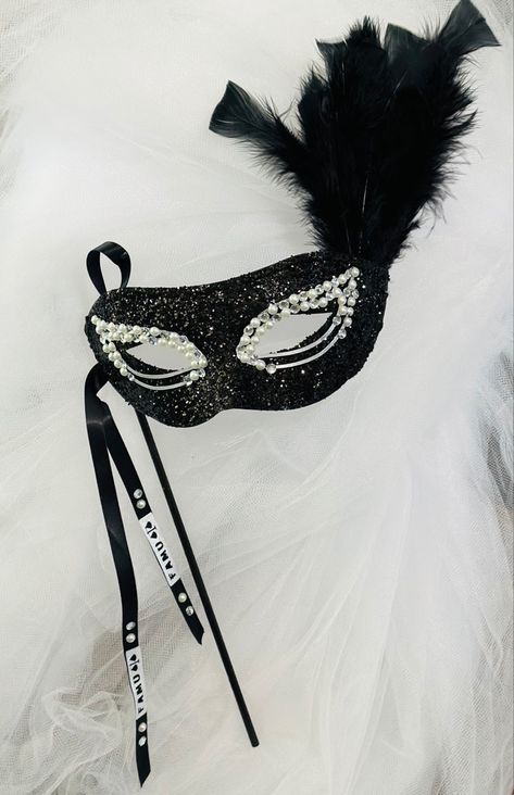 Capitol Inspired Outfits, Diy Mask For Masquerade Ball, Maskerade Mask Ideas, Antifaz Halloween, Diy Masquerade Mask, Soiree Ideas, Masquerade Mask Diy, Masquerade Theme, Estilo Ivy