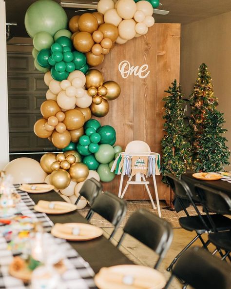 Camping Theme Balloon Arch, One Happy Camper Decorations, One Happy Camper Balloon Arch, One Happy Camper First Birthday, Happy Camper Birthday Party, First Birthday Balloons, First Birthday Themes, Camper Decor, Balloon Backdrop