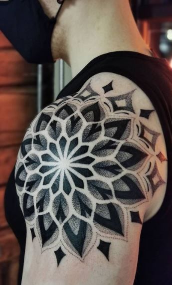 Shoulder Tattoos - Beautiful Designs & Ideas for Shoulder Ink Geometric Tattoo Shoulder, Geometric Tattoo Hand, Mandala Tattoo Shoulder, Mandala Tattoo Men, Tato Mandala, Mandela Tattoo, Geometric Tattoo Sleeve Designs, Geometric Mandala Tattoo, Geometric Sleeve Tattoo