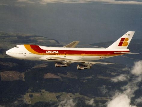 The Boeing 747, here an Iberia 747-200, is a low-wing airliner powered by four turbofans, with a distinctive raised forward passenger deck and cockpit. Commercial Plane, Boeing 707, Jumbo Jet, Cargo Aircraft, Airbus A380, Lower Deck, Vintage Airlines, Boeing 747 200, Airline Flights