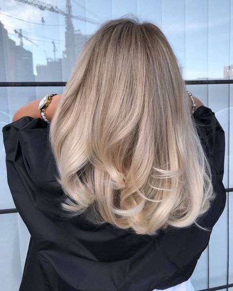 This is actually really pretty if you're letting your roots grow out. Platinum Balayage, Hair Doos, Goldie Locks, Styled Hair, Grow Long Hair, Balayage Hair Blonde, Beauty Goals, Brown Blonde Hair, Hair Color And Cut