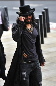 Russel Brand Mens Fashion Artist Style, Muscular Goth Men, Rocker Style Men, Boho Men Style, Bohemian Men, Stil Masculin, Bohemian Style Men, Burning Men, Moda Rock