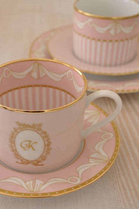 Gold Tea, Tea Cups And Saucers, Pretty China, Pink Cups, Keramik Design, Teapots And Cups, My Cup Of Tea, Chocolate Pots, Cups And Saucers