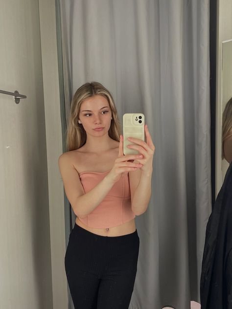 #instagram #outfitideas #blonde #tiktok #shoppingday #selfie #viral #hm #mirrorselfies Blonde Tiktok, Hair Mirror, Selfie Mirror, New Face, Blonde Hair, Mirror Selfie, Blonde, Mirror, Hair