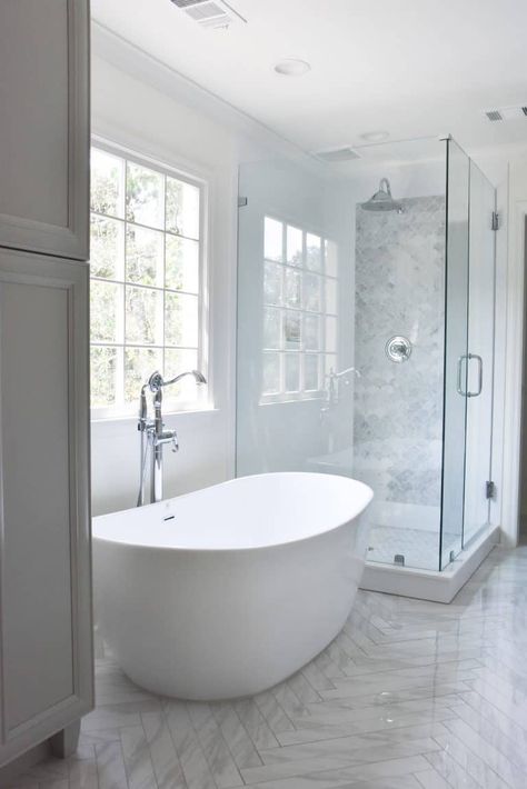 La douche, toute vitrée ou??? Layout Bathroom, Makeover Kamar Mandi, Scandinavian Bathroom, Master Bath Remodel, Bathroom Remodel Designs, New Bathroom, Budget Bathroom, Design Master, Main Bathroom