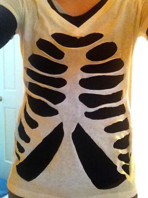 I loved this easy, halloween DIY shirt idea. I got the idea from Martha Stewart's website , although the way I executed this craft (due to t... Easy Halloween Costumes For Work, Diy Halloween Shirts, Costumes For Work, Halloween Costumes For Work, Halloween Beauty, Scary Clown, Halloween Queen, Diy Halloween Costumes Easy, Creative Costumes