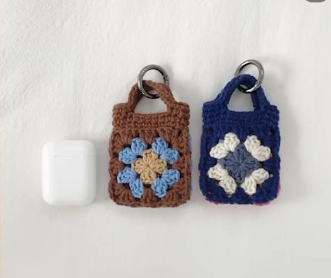 Crochet Handy Things, Granny Square Airpod Case, Crochet Polaroid Holder, Mom Crochet Gifts, Crochet Gift Ideas For Boyfriend, Crochet Evil Eye Keychain, Crochet Camera Bag, Crochet Small Things, Airpod Crochet