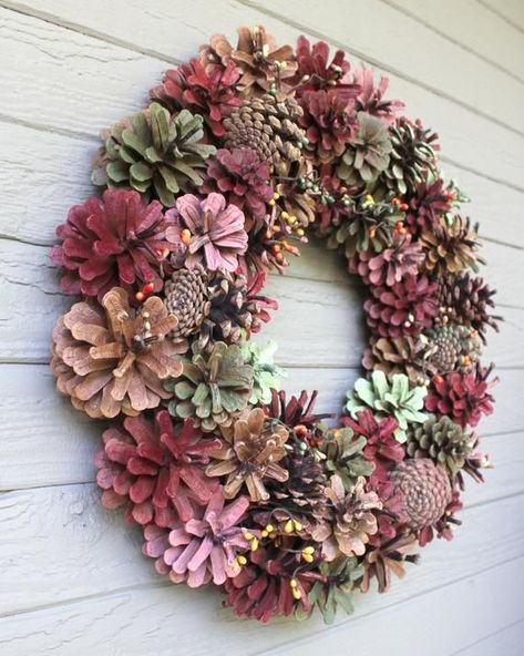 Pinecones Ideas, Zinnia Wreath, Dried Wreaths, Julkransar Diy, Cone Decoration, Pine Cone Flower Wreath, Painted Pinecones, Porch Wreath, Pine Cone Art