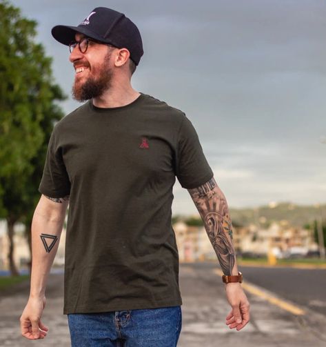 Street look / casual look for men / t-shirt / trucker hat Casual Look For Men, Street Look, Men T Shirt, Look Casual, Casual Look, Casual Looks, Trucker Hat, For Men, Mens Tshirts