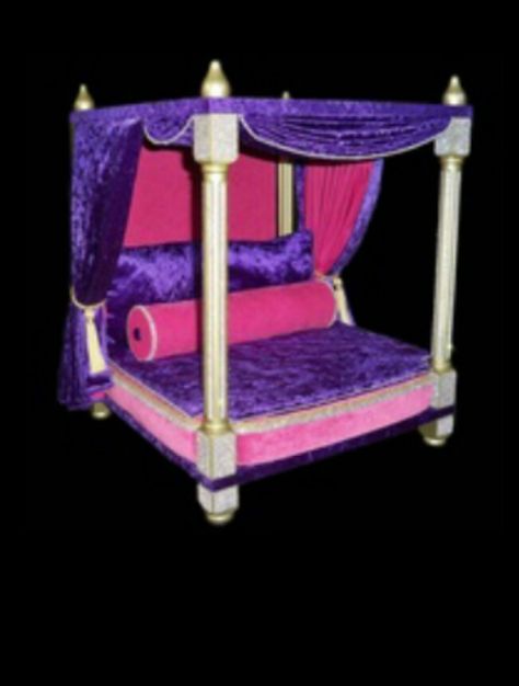 Purple and pink royal princess dog bed End Table Pet Bed, End Table Dog Bed, Suitcase Dog Bed, Diy Dog Beds, Fancy Dog Beds, Unique Dog Beds, Dog Crate Pads, Cute Dog Beds, Diy Pet Bed