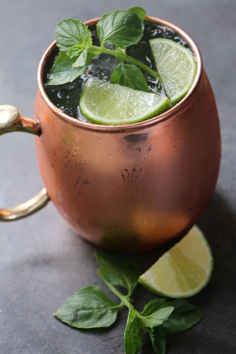 Moscow mule - Vodka, ginger beer, lime juice local favorite #bozeman #montana #cocktails Moscow Mule Drink, Glace Fruit, Moscow Mules, Moscow Mule Recipe, Copper Mug, Mule Recipe, Classic Cocktail Recipes, Copper Mugs, Moscow Mule