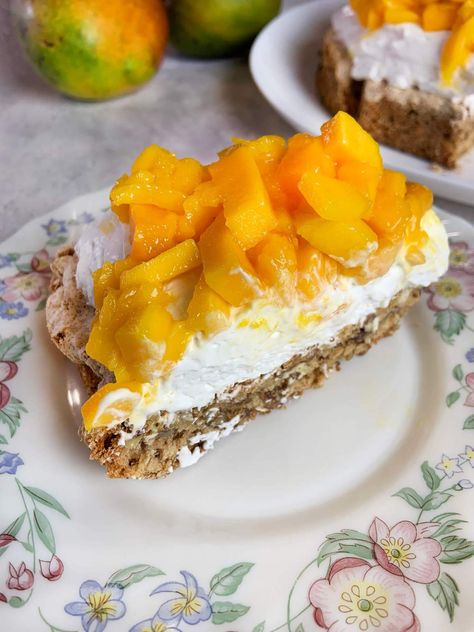 Mango Meringue, Meringue Cake Recipe, Empanadas Dough, Mango Ice Cream, Meringue Cake, Cooking Lover, Pistachio Cake, Pecan Nuts, Famous Recipe