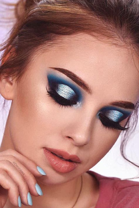 Blue Glitter Smokey Makeup Idea #blueshadow Do you know what Christmas makeup you will rock this long-awaited eve?  Our simple, yet creative pics will be your little beauty hints: shimmer  ideas for light complexions, glitter ideas for dark skin tones, and lots  of inspiring pics for your festive look are here! See more: https://glaminati.com/glitter-christmas-makeup/  #christmas #christmasmakeup #glaminati #lifestyle Dark Blue Makeup, Holiday Makeup Looks Christmas, Glitter Ideas, Creative Pics, Inspiring Pics, Amazing Wedding Makeup, Makeup Cantik, Smokey Makeup, Makeup Christmas