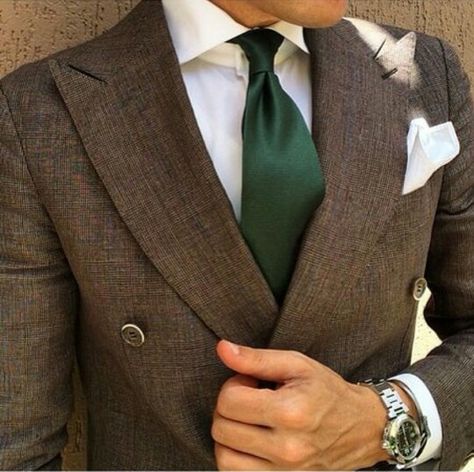 Brown Suit Sage Green Tie, Brown Suit With Green Tie, Tan And Green Outfits, Tan Blazer Outfits Mens, Green Outfits Men, Tan Blazer Outfits, Gentleman Style Suit, Brown Suits For Men, Double Breasted Suit Men