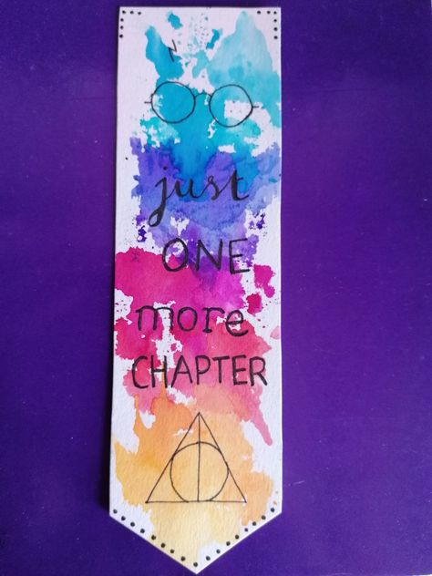 petit marque page Harry Potter coloré avec motifs de la saga Harry Potter Watercolor Bookmark, Diy Harry Potter Bookmarks, Marque Page Diy, Bookmarks Harry Potter, Harry Potter Gifts Diy, Marques Pages, Harry Potter Bookmark, Harry Potter Painting, Handmade Bookmarks Diy