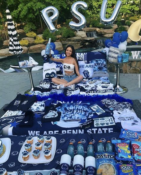 Commitment Day College Outfits, Penn State Dorm Room, Penn State Bed Party, Spelman College Decision Day, College Bed Party, College Acceptance Bed Party, Penn State College, College Announcements, College Pictures