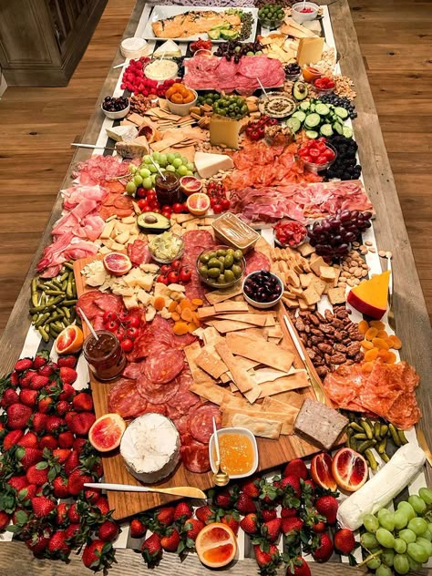 The ultimate meat and cheese charcuterie table. Big Charcuterie Board Ideas, Food Display Table, Fingerfood Party, Charcuterie Cheese, Decorações Com Comidas, Charcuterie Platter, Meat Appetizers, Charcuterie Inspiration, Party Food Platters