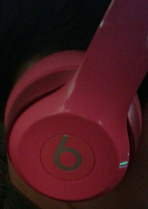 Beats pink headphone Pink Sony Headphones, Pink Beats Headphones Aesthetic, Beets Headphones, Beats Aesthetic, Beats Headphones Aesthetic, Headphones Aesthetic, Pink Headphones, Luxury Birthday Gifts, Ipad Essentials