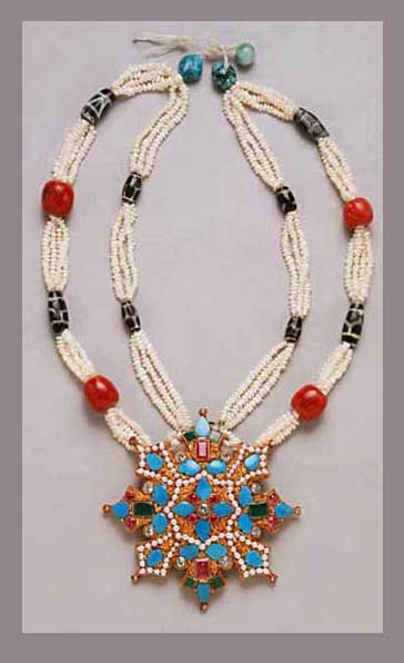 Gau with necklace of gold, pearls, turquoise, coral, dzi beads, glass and other semi-precious stones, ca. 1940, Lhasa, Tibet. Tibetan Jewelry Gold, Tibet Jewelry, Tibetan Woman, Tibetan Design, Tibetan Clothing, Historic Jewelry, Lhasa Tibet, Jewellery Women, Turquoise Jewellery