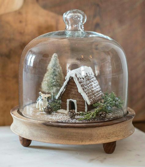 Tiny gingerbread house under cloche Cloche Decor, Miss Mustard Seed, Romantic Homes, Noel Christmas, Christmas Gingerbread, Mustard Seed, Christmas Table Decorations, Country Christmas, Christmas Deco