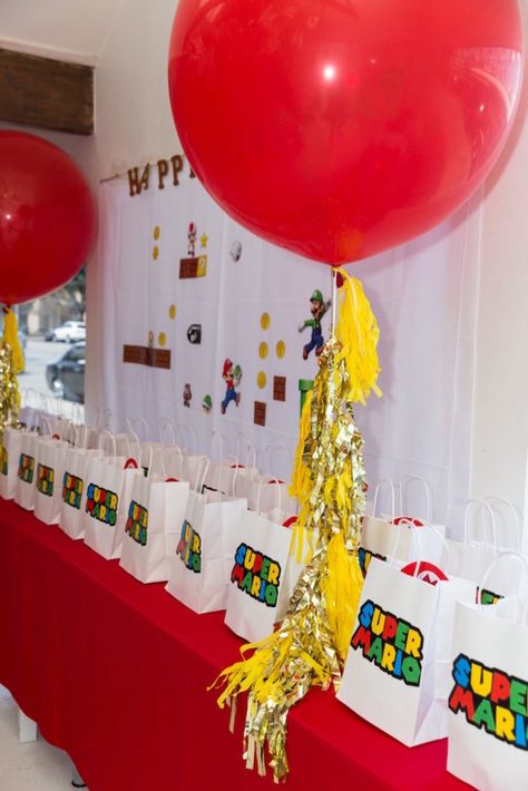 Chuckie Cheese Birthday Party Table, Mario Gift Bags, Super Mario Bros Cake, Cake Mario, Super Mario Party Favors, Super Mario Gifts, Mario Und Luigi, Mario Bros Birthday Party Ideas, Mario Bros Cake