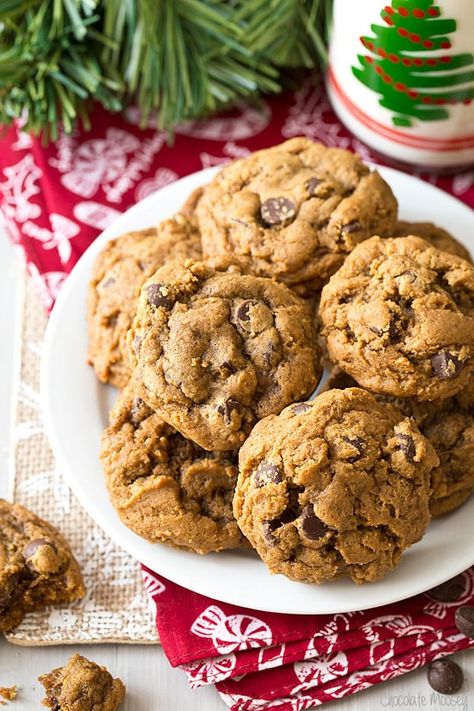 Gingerbread Chocolate Chip Cookies made with fresh ginger Gingerbread Chocolate, Gingerbread Dessert, Vegan Cookies Recipes, Christmas Cookies Easy, Best Christmas Cookies, Melting Chocolate Chips, Ginger Cookies, Classic Cookies, Cookies Recipes Christmas