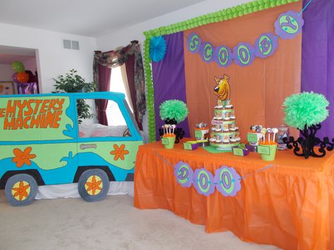 Decorations and sweets table.... background decorated with plastic tablecovers Scooby Doo Table Decorations, Scooby Doo Birthday Decorations, Scooby Doo Party Decorations, Mystery Birthday Party Ideas, Scooby Doo Decorations, Scooby Doo Birthday Party Ideas, Scooby Birthday, Scooby Doo Halloween Party, Mystery Birthday Party