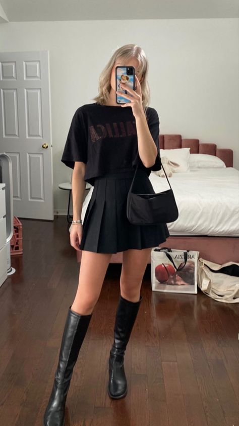 Tee: Vintage, Skirt: Aritzia, Boots: Vintage, Bag: Garage College Skirt Outfit, Short Black Skirt Outfit Summer, Outfits Amigas, Mini Skirt Outfit Summer, Black Skirt Outfit Summer, College Skirt, Black Skirt Outfit, Milk Fashion, Skirt Outfit Summer