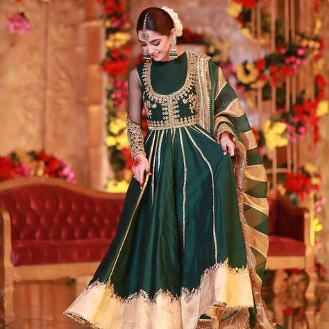 This gajra hairbun, long green anarakali with chori dar pajama and minimum mehndi 🔥 perfect for shendi ❤️💯 #mayaali 💕 @doctorblogger Pakistani Mehndi Dress, Party Wears, Karva Chauth, Mehndi Dress, Long Frock Designs, Shadi Dresses, Pakistani Formal Dresses, Maya Ali, Pakistani Celebrities