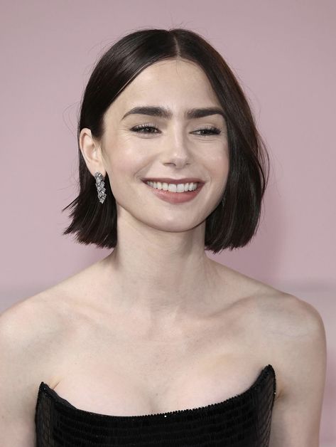 Lilly Collins Short Haircut, Short Hair Lily Collins, Lily Collins Bob Haircut, Lilly Collins Hair Bob, Lily Collins Hair Short, Natalie Portman Bob, Middle Part Long Bob, Lily Collins Bob, Lily Collins Makeup