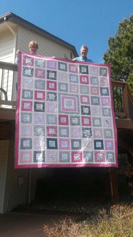 Wedding Guest Book quilt. I designed and made this quilt for a relative's wedding gift. Guests signed squares with pink or pewter borders. The center block is their monogram done in metallic pewter thread. Wedding Guest Book Quilt Ideas, Wedding Guest Quilt, Guest Quilt, Abc Dates, Guest Book Quilt, Gold Wedding Table Decorations, Wedding Guest Book Quilt, Book Quilts, Wedding Quilts