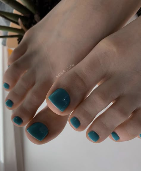 Teal Toenails, Teal Pedicure, Fun Pedicure, Glitter Nails 2023, Green Toe Nails, Halloween Toe Nails, Black Nails Design, Nail Designs Easy Diy, Summer Nail Polish Colors