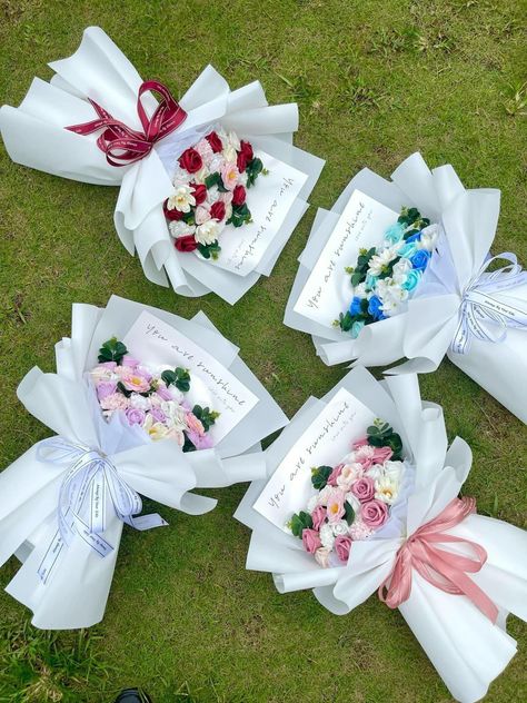 Bucket Bouquet, Satin Flower Bouquet, Hampers Bag, Bucket Ideas, Diy Bouquet Wrap, Bouquet Tutorial, Round Bouquet, Handmade Gifts Diy, Flower Bouquet Diy