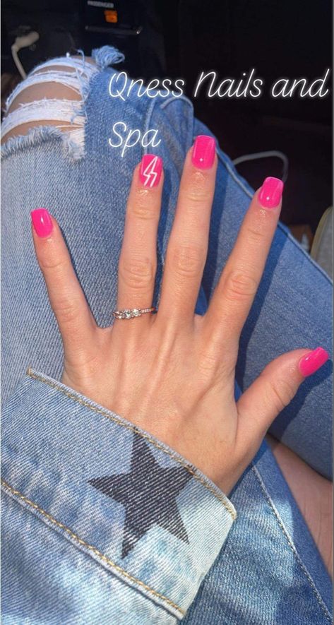 Acrylic Nails For Country Concert, Summer Concert Nails Ideas, Simple Punchy Nails, Hot Pink Country Nails, Pink Western Nail Ideas, Cute Nails For Concerts, Hot Pink Country Outfit, Pink Western Nails Acrylic, Simple Concert Nails