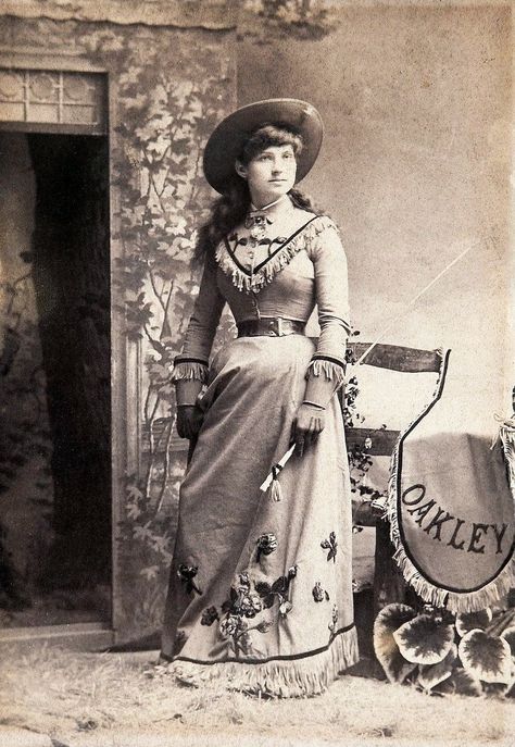 The amazing Annie Oakley: Meet the legendary American sharpshooter from the old West Old West Photos, Wild West Show, Western Photo, Annie Oakley, Wilde Westen, Into The West, American Frontier, Cowboy Girl, Buffalo Bill