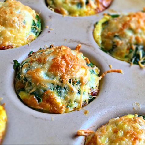 Breakfast Sausage Egg Cups with Spinach and Parmesan Handheld Breakfast, Bite Size Breakfast, Omelet Muffins, Breakfast Omelet, Christmas Brunch Recipes, Naan Pizza, Easy Healthy Eating, Instagram Breakfast, Breakfast Sausage