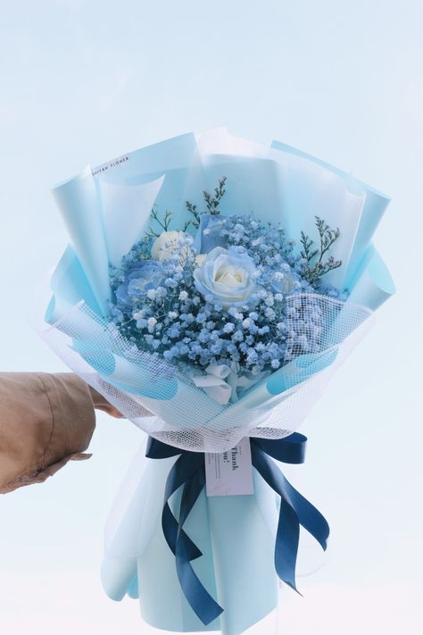 Light Blue Carnations, Blue Gypsophila Bouquet, Babys Breath Boquets, Dark Blue Flower Bouquet, Blue Bouquet Aesthetic, Blue Baby Breath Bouquet, Galaxy Bouquet, Flower Bouquet Baby Breath, Baby Blue Bouquet