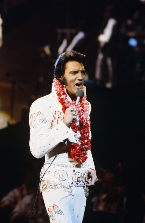 Elvis in concert in Hawaii january 14 1973. Elvis Fashion, Elvis 1968, Elvis Tcb, Elvis Aloha From Hawaii, Hawaiian Legends, Elvis Presley Concerts, Aloha From Hawaii, Elvis Memorabilia, Elvis Art