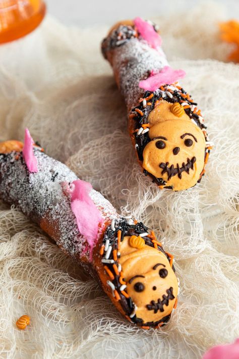 PHOTO: Halloween-themed cannoli made with pumpkin pie filling. Halloween Cannoli, Cannoli Pie, Cannoli Recipe, Photo Halloween, Halloween 5, Pumpkin Pie Filling, Cannoli, Halloween Festival, Pie Filling