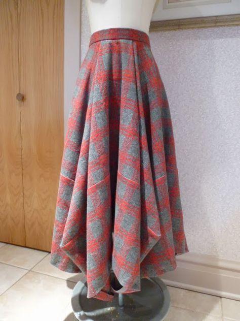 Sham's Tablecloth Skirt. A true winner! Skirt From Tablecloth, Tablecloth Patterns Sewing, Tablecloth Skirt Diy, Blanket Skirt Diy, Plaid Skirt Pattern, Square Skirt Pattern, Free Skirt Patterns For Women, Tablecloth Skirt, Scottish Games